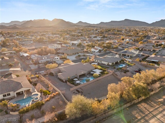 birds eye view of property featuring a mountain view