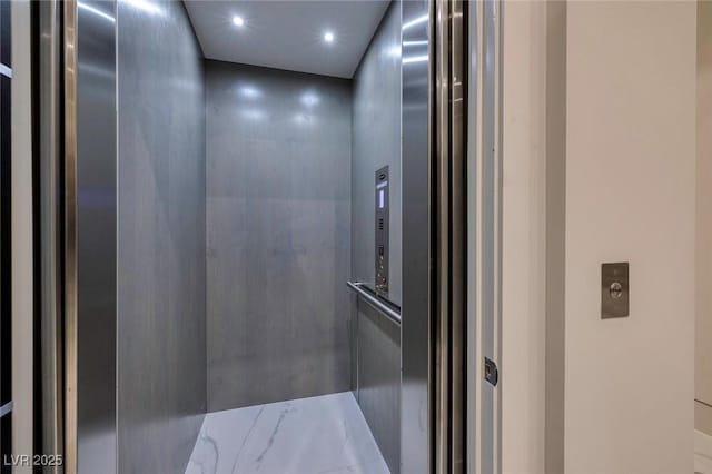 room details with elevator