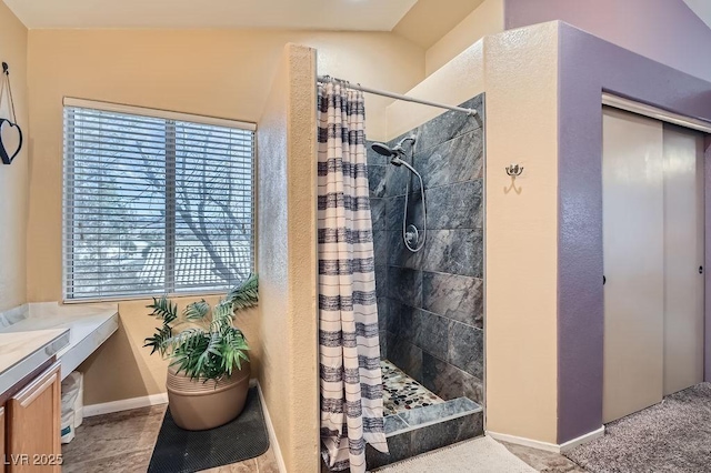 bathroom featuring a healthy amount of sunlight, a shower with curtain, vaulted ceiling, and vanity