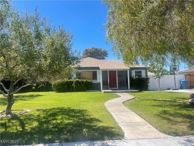 view of front of property featuring a front yard