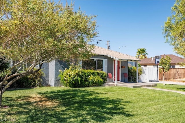 view of front facade with a front yard