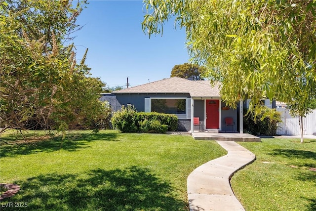 view of front of home featuring a front yard