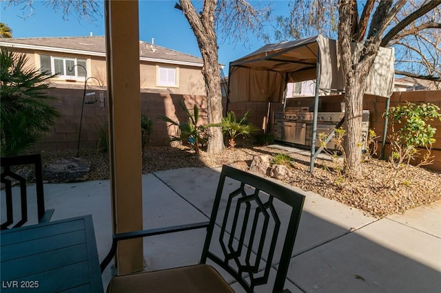 view of patio featuring an outdoor kitchen