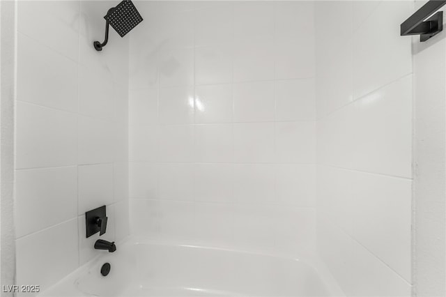 bathroom with tiled shower / bath combo