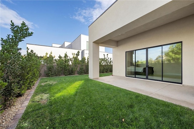 view of yard featuring a patio