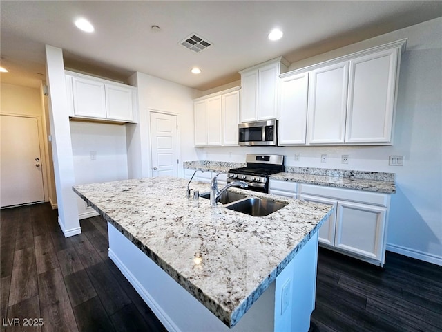 846 Star Estates Ave, North Las Vegas, NV 89086 - kitchen with stainless steel appliances, a sink, baseboards, dark wood finished floors, and recessed lighting