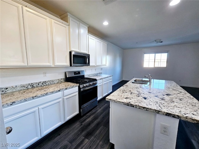 846 Star Estates Ave, North Las Vegas, NV 89086 - kitchen featuring stainless steel appliances, a sink, recessed lighting, white cabinets, and a center island with sink