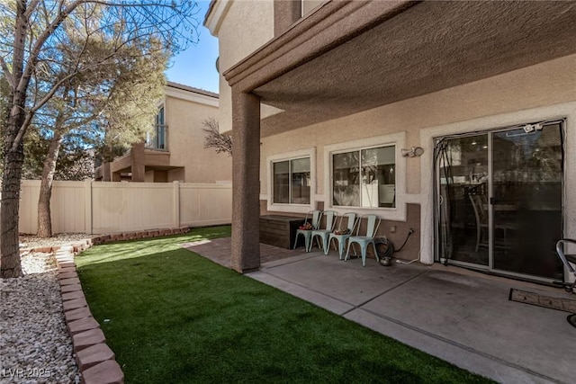 view of yard featuring a patio area