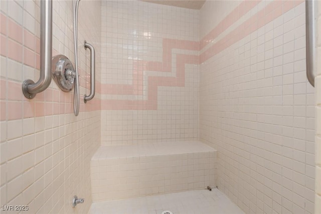 bathroom featuring a tile shower