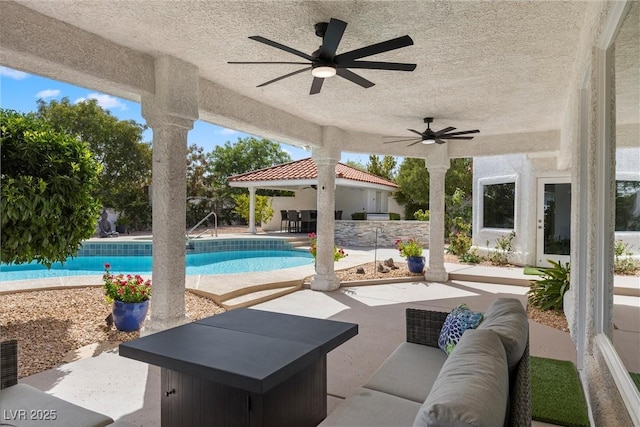 view of patio / terrace featuring ceiling fan and outdoor lounge area