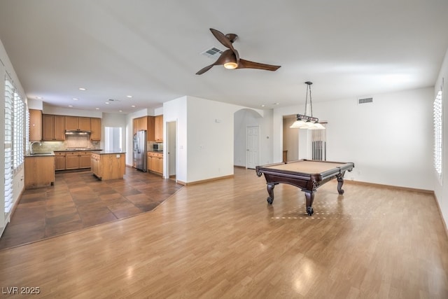 recreation room featuring sink, hardwood / wood-style flooring, pool table, and ceiling fan