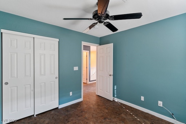 unfurnished bedroom featuring ceiling fan and a closet