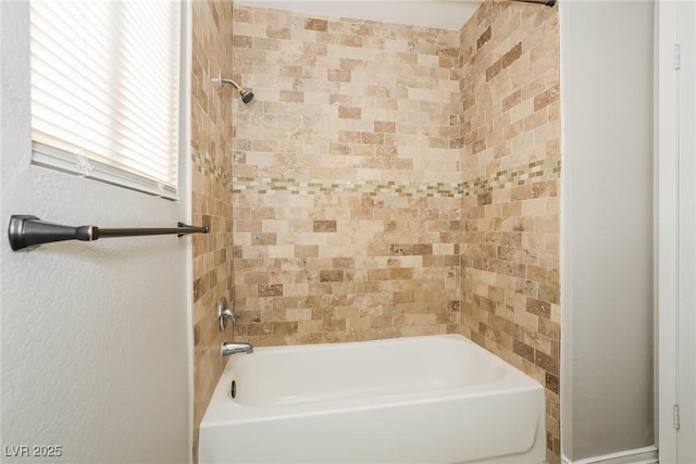 bathroom featuring tiled shower / bath combo