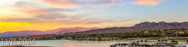 water view with a mountain view