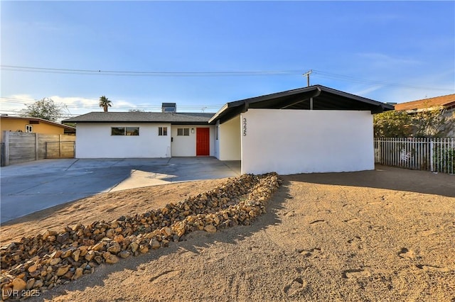 view of front of property featuring a patio area