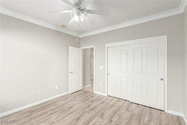 unfurnished bedroom featuring ceiling fan, light hardwood / wood-style floors, and crown molding