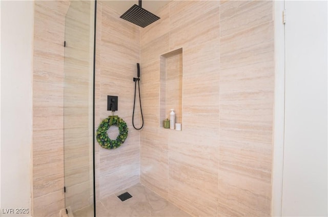 bathroom featuring a tile shower