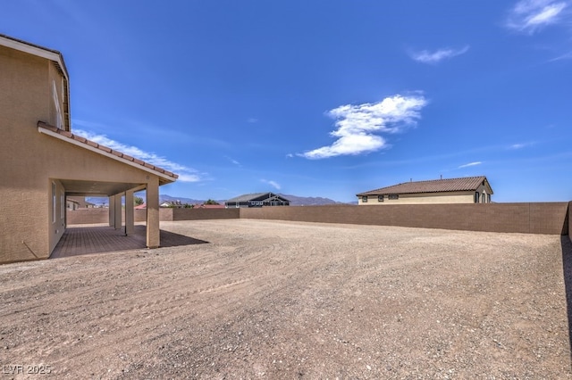 view of yard featuring a mountain view