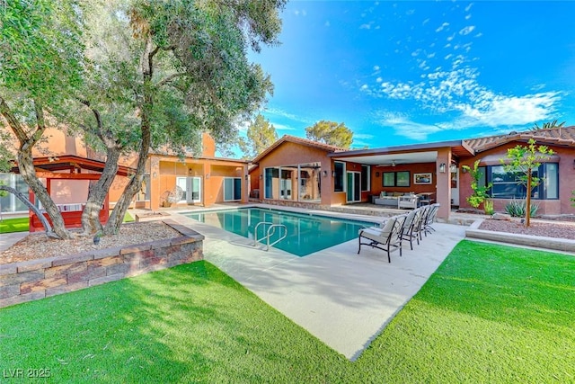 view of swimming pool with an outdoor hangout area, ceiling fan, a lawn, and a patio