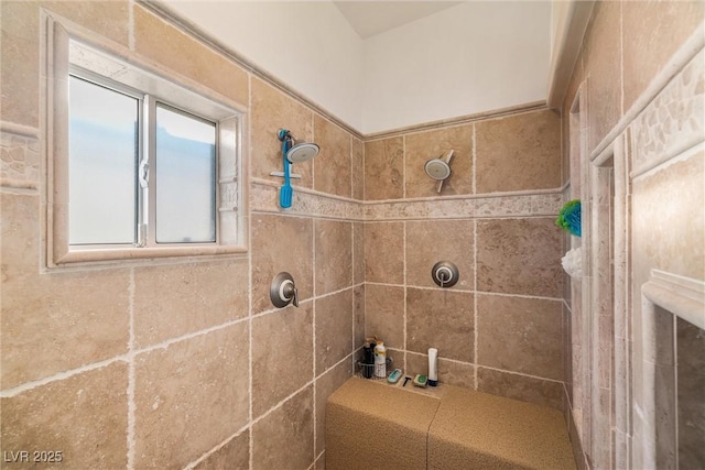 bathroom featuring a tile shower