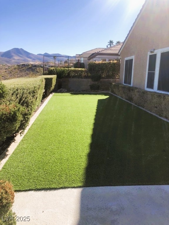 view of yard with a mountain view