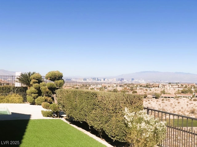 view of yard featuring a mountain view