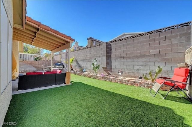 view of yard featuring an outdoor hangout area