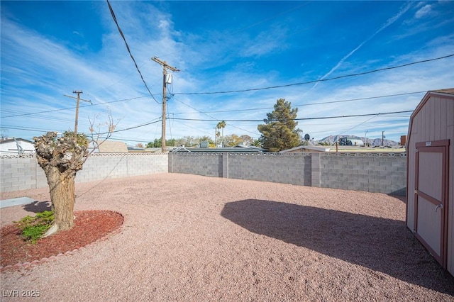 view of yard featuring a storage shed