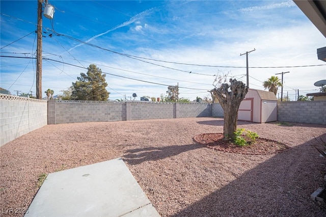 view of yard featuring a shed