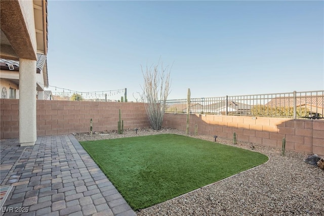 view of yard featuring a patio area