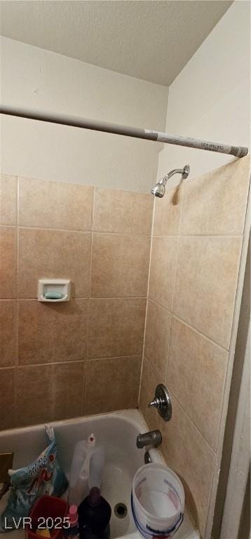 bathroom with tiled shower / bath