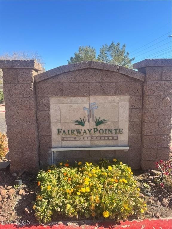 view of community / neighborhood sign