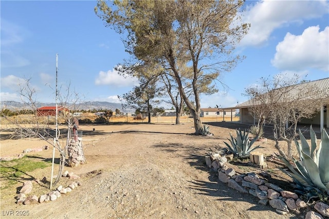 view of yard featuring a mountain view