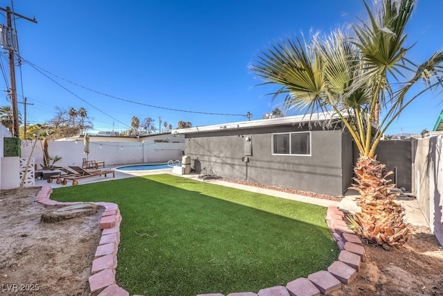 view of yard featuring a fenced in pool