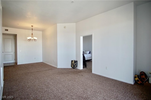 unfurnished room featuring carpet flooring and an inviting chandelier