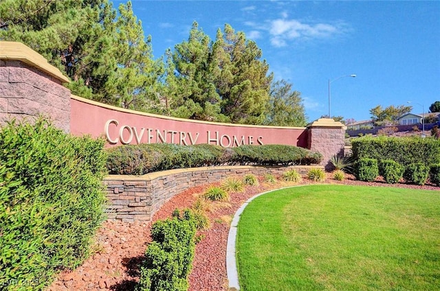 community / neighborhood sign featuring a yard