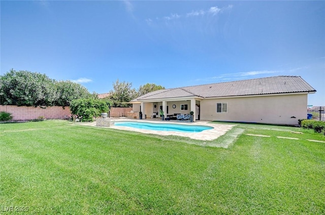 view of swimming pool featuring a yard