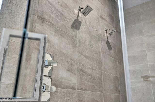 details with a tile shower