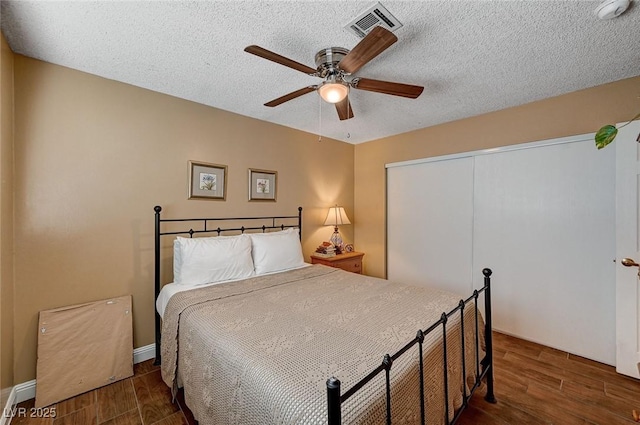 bedroom featuring ceiling fan and a textured ceiling