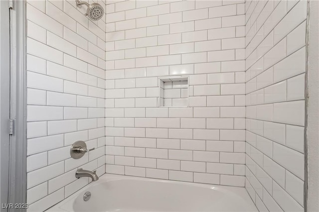 bathroom with tiled shower / bath