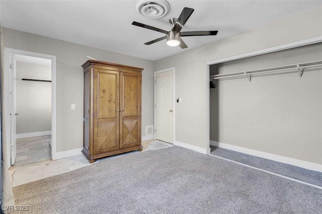 unfurnished bedroom featuring ceiling fan and a closet