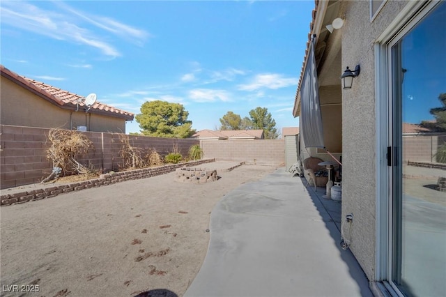 view of yard featuring a patio area