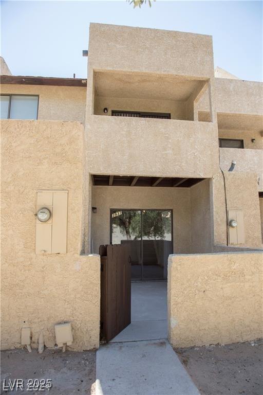 view of front of property featuring a balcony