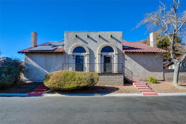 view of front of property featuring solar panels