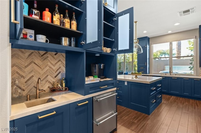 kitchen with sink, decorative light fixtures, and blue cabinets