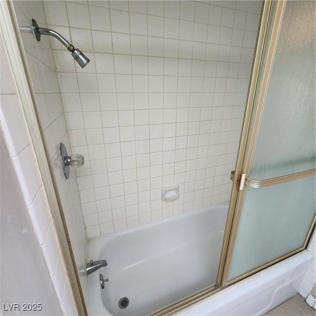 bathroom with enclosed tub / shower combo