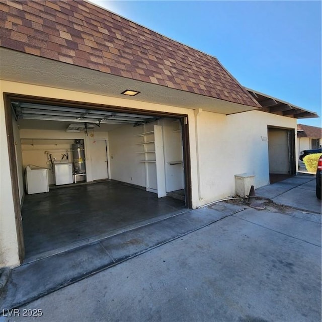 garage with washing machine and clothes dryer