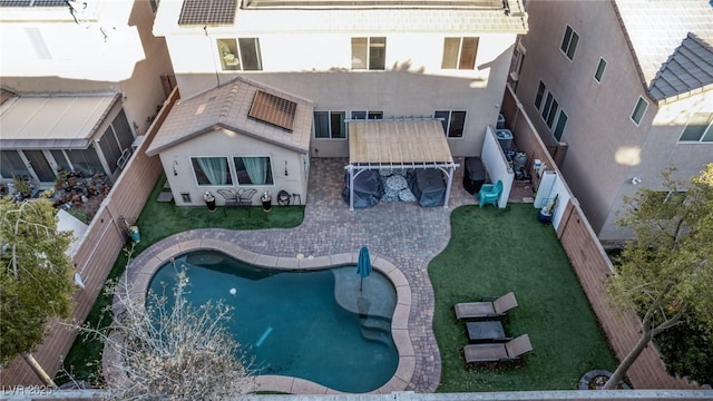 view of swimming pool featuring a yard