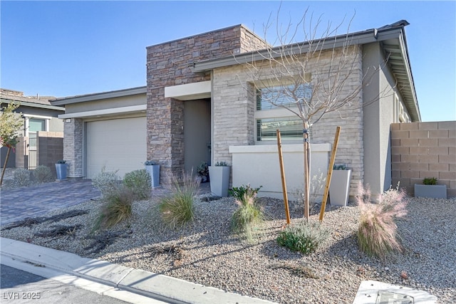 view of front facade featuring a garage