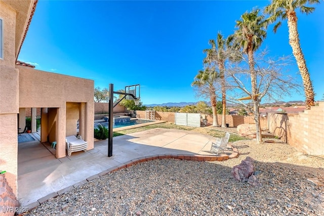 view of yard featuring a mountain view